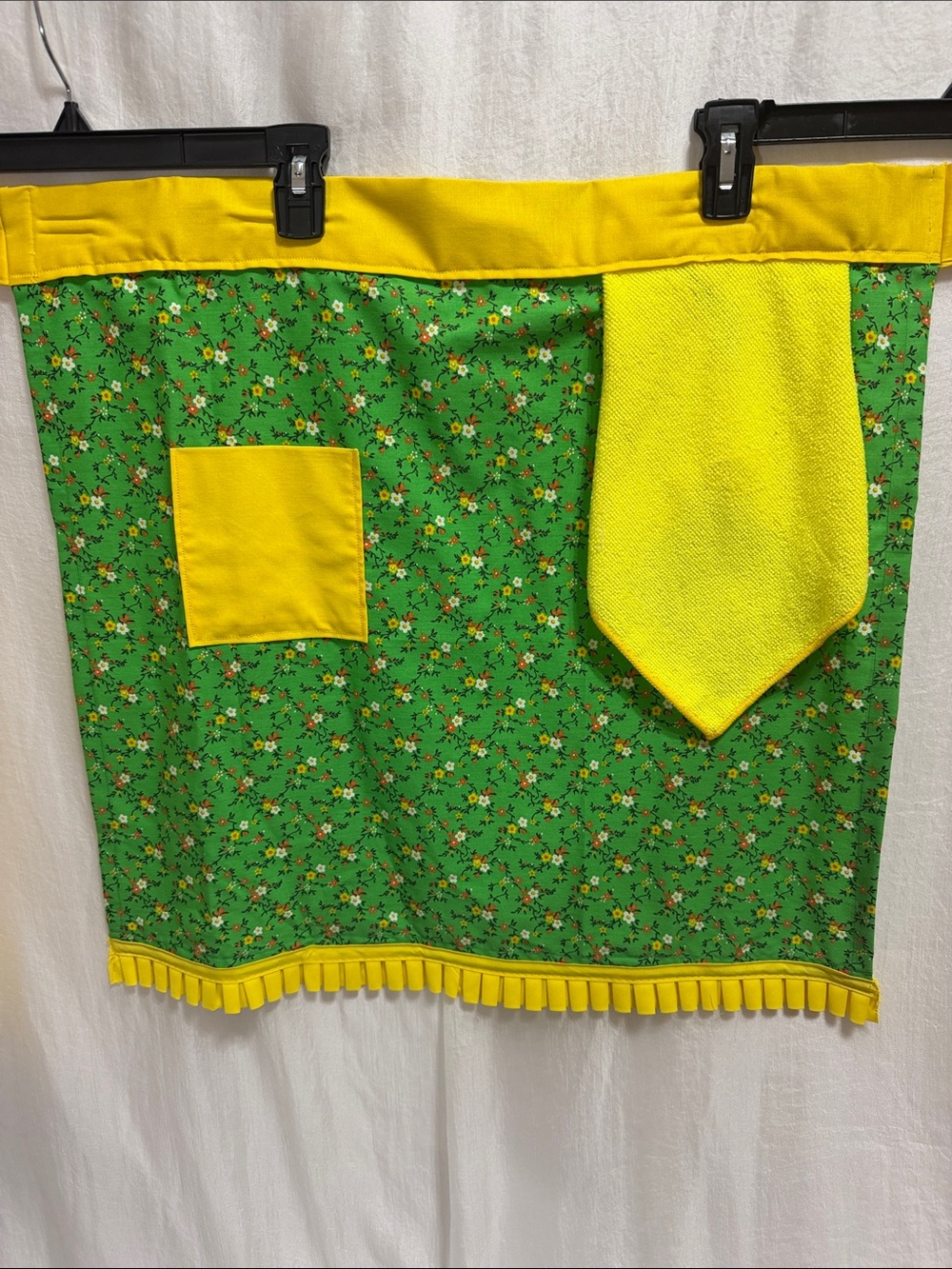Vintage Retro Inspired Green Floral Yellow Trim & Pocket Apron. Handmade. New.